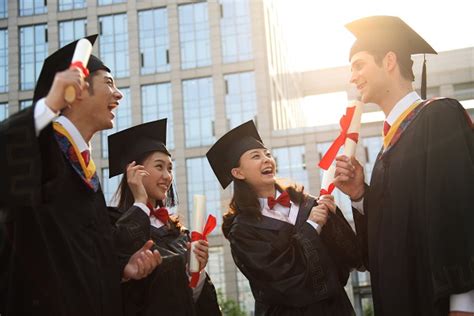 高中毕业的学生为什么爱去出国留学呢 ？泰国博仁大学中国-东盟国际学院，高中起点，四年本硕连读，华文授课，让孩子轻松实现出国梦。
