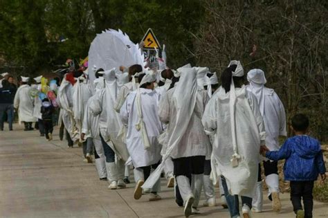 出殡送人什么礼物最新素材