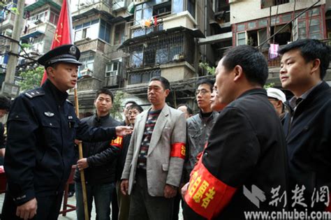 武汉首支以外来务工经商者命名的治安服务队成立_新闻中心_新浪网