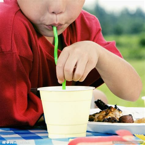 男孩喝饮料水从塑料制品瓶子小孩享有喝饮料-包图企业站