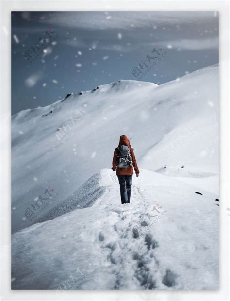 雪地步行的女性图片素材-编号40008160-图行天下
