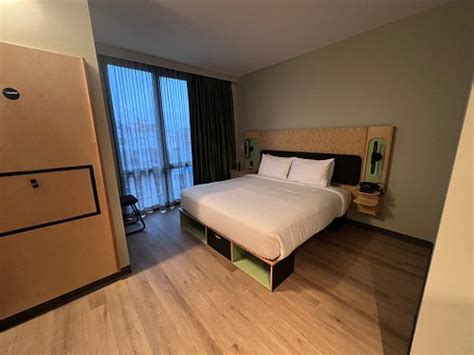 MOXY BROOKLYN WILLIAMSBURG - Hotel Reviews, Photos, Rate Comparison ...