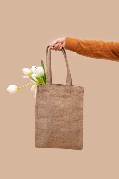 Woman using zero waste alternative | Free Photo