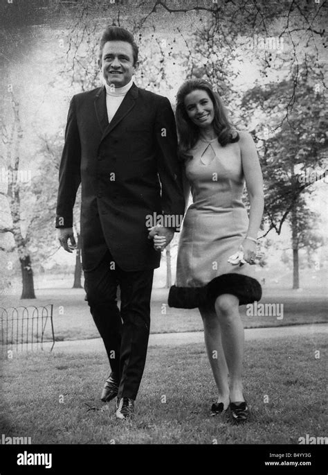 Johnny Cash singer with wife June Carter in London 1968 Stock Photo - Alamy