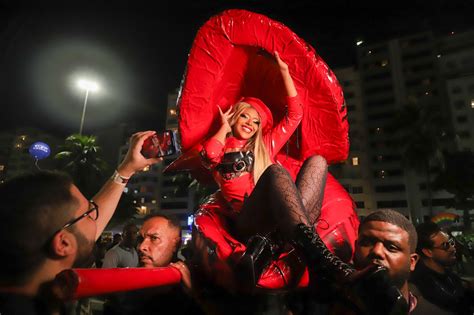 Letícia Colin comenta receio em usar transparência no show de Lady Gaga: 'Liberdade dela inspira'