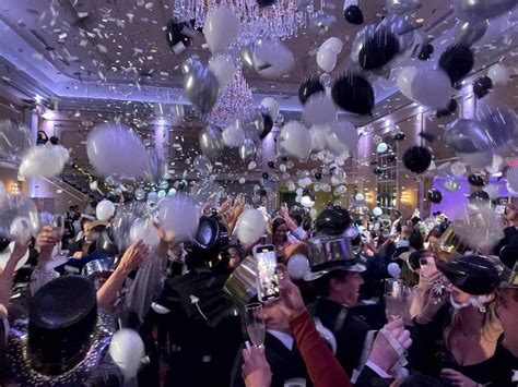 Exploding Confetti Balloons 的图像结果