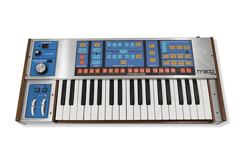 Moog Source Vs Minimoog 的图像结果