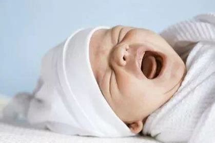 新生宝宝夜醒哭闹的5个原因，容易被宝妈忽视，看完心疼宝宝|宝宝|宝妈|虫_新浪新闻