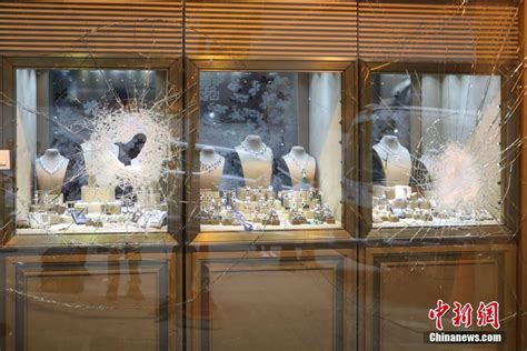 持枪洗劫华埠珠宝店10万珠宝 两非裔在逃 | 抢劫 | 嫌犯 | 专题 | 新唐人电视台