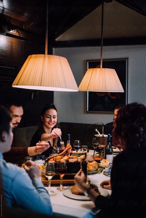 Restaurant with People 的图像结果