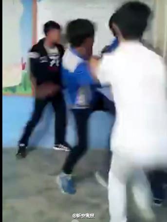 安徽一中学老师遭多名学生持木棍板凳围殴(图)_手机凤凰网