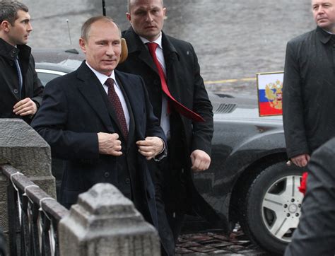 Paranoid Putin uses bodyguard to operate washing machine