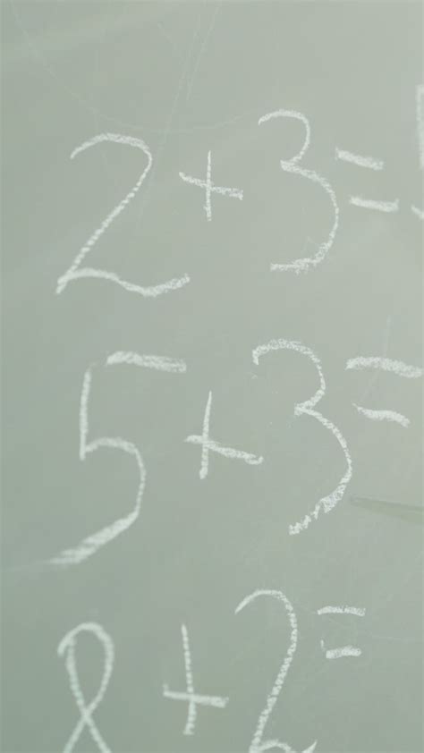 O tutor mostra uma tarefa de matemática não resolvida escrita no quadro ...