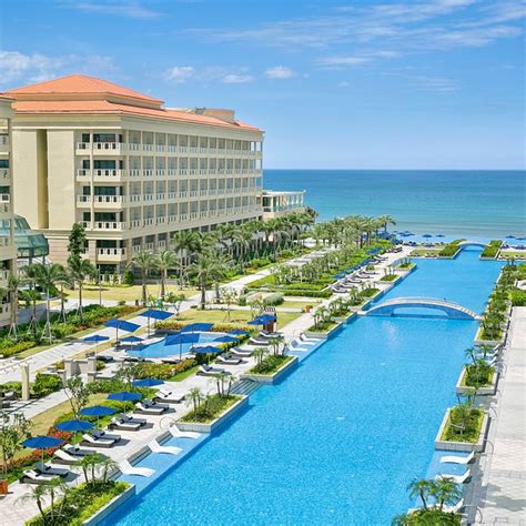 10 BEST Restaurants Near Sheraton Grand Danang Beach Resort & Spa