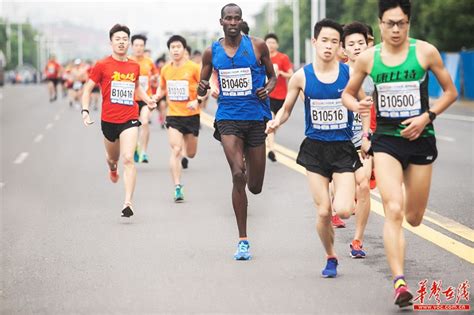 以青春的名义献礼“五四” 三千跑者奔跑在株洲湘江之滨 - 玩乐头条 - 玩乐频道 - 华声在线