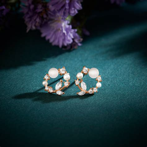 A Wreath of Joy Stud Rose Gold Plated Earrings – Zavya