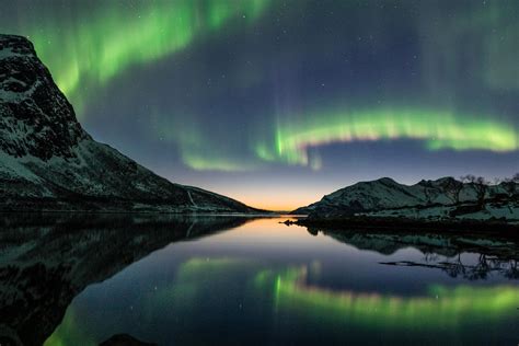 Aurora borealis showing its colors at midnight near Tromsø, Norway (OC ...