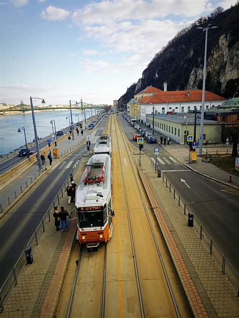 White Colour Local Train 的图像结果