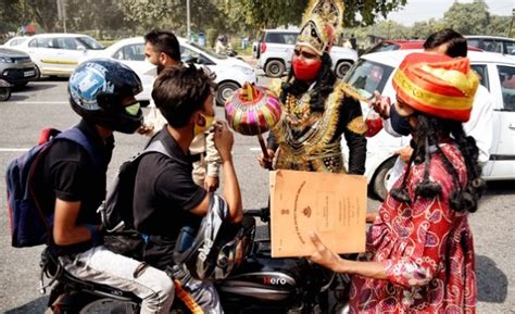 मास्क ना पहनने वालों का चालान करने दिल्ली की सड़कों पर उतरे यमराज ...