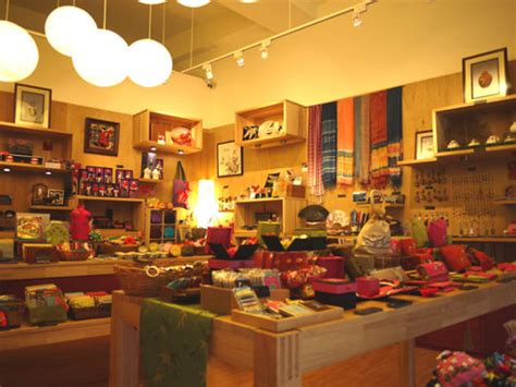 店里买什么礼物好最新素材