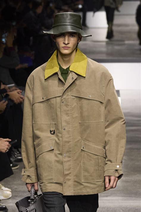 Fendi Fall/Winter 2024 สร้างรูปลักษณ์ใหม่ที่ทำให้ชิ้นคลาสสิกไม่ธรรมดา ...