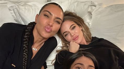 Khloé Kardashian teilt ungefiltertes Foto mit Kim und Kylie