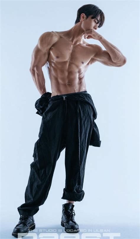 Pin by Sowon Kim on 사람 | Human poses reference, Male pose reference ...