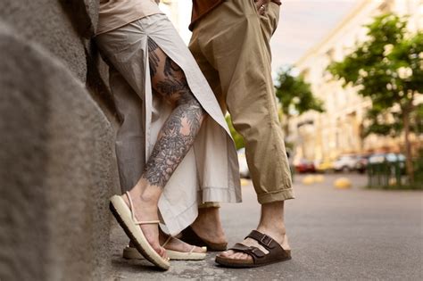 Side view couple with tattoos | Free Photo