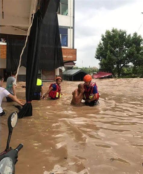 致敬逆行英雄②丨洪水中，他们救起数十名被困孩童_急流