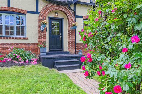 36 Lake Shore Drive, Toronto, ON M8V 1Z4