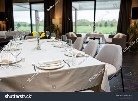 Fancy Restaurant Table Front View 的图像结果