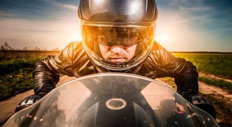 骑摩托车的男人图片-公路上 骑摩托车的男人素材-高清图片-摄影照片-寻图免费打包下载