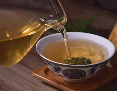 长期喝茶与只喝白开水，哪一种更有利于身体健康？早知为好|白开水|身体|喝茶_新浪新闻