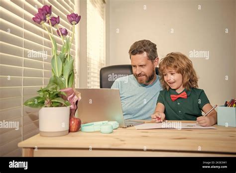 Man and Kid Use Computer 的图像结果