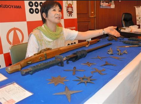 Mangaka übergibt Stadt in Wakayama historische Sammlung von Ninja-Waffen