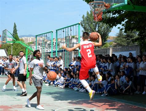 国际职业篮球队走进广元中学，与学生现场交流-广元市教育局