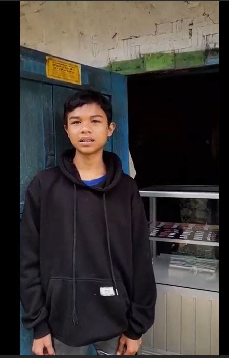 Jual Gorengan, Yatim Piatu Ini Berjuang Demi Kakek Yang Sakit - BerkahYatim