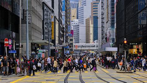 香港拟输入2万名外劳，即日往返、无需居港_腾讯新闻