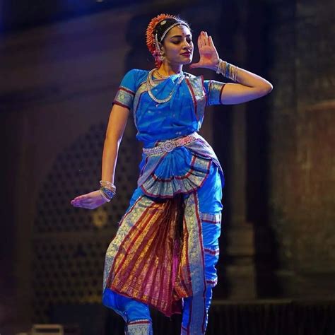 Naveli Deshmukh enchants audiences with Bharatnatyam performance at ...