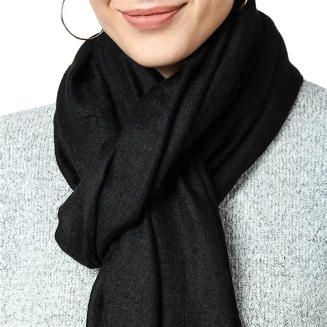 The Benefits of Wearing a Black Cashmere Scarf – PASHWRAP
