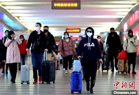 北京：早高峰人流不减 市民戴口罩出行 - 中国日报网