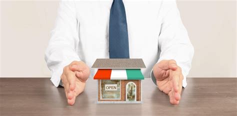 House residential structure in hand | Premium Photo