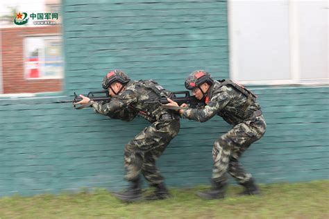 酷！一组镜头带你直击特战队员训练精彩瞬间 - 中国军网