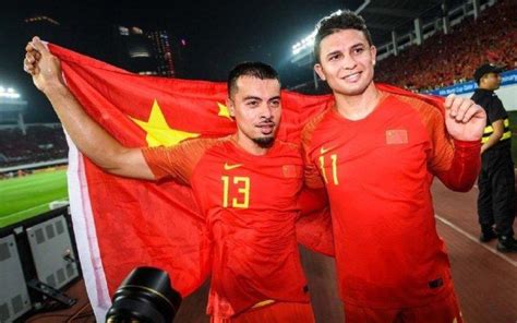 中国队7比0胜关岛队后，这两个归化球员身披五星红旗谢场 - 哔哩哔哩