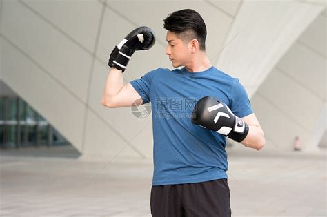 男性户外运动戴拳击手套锻炼高清图片下载-正版图片500903417-摄图网