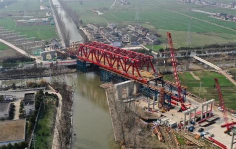 常泰长江大桥南北公路接线工程跨G345特大桥钢桁梁顶推作业有序推进 - 路桥资讯-桥梁要闻、会展报告、路桥政策