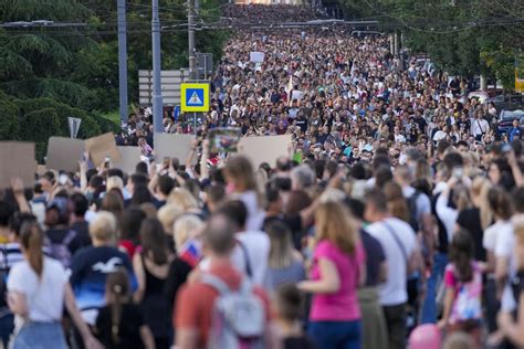 „Serbien gegen Gewalt“: Pink über die Proteste 18 Sekunden lang, auf ...