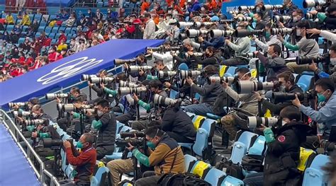 冬奥赛场摄影记者拍照神同步：扛“长枪短炮” 看台上集体平移式抓拍_手机新浪网