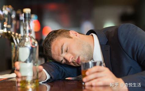职场男士喝酒解压高清图片下载-正版图片501028629-摄图网