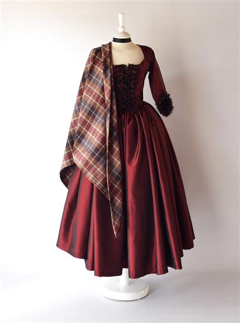 LOUISE D'ÉPINAY, Complete 18th-century dress in burgundy silk taffeta ...